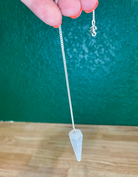 Pendulum with white quartz stone